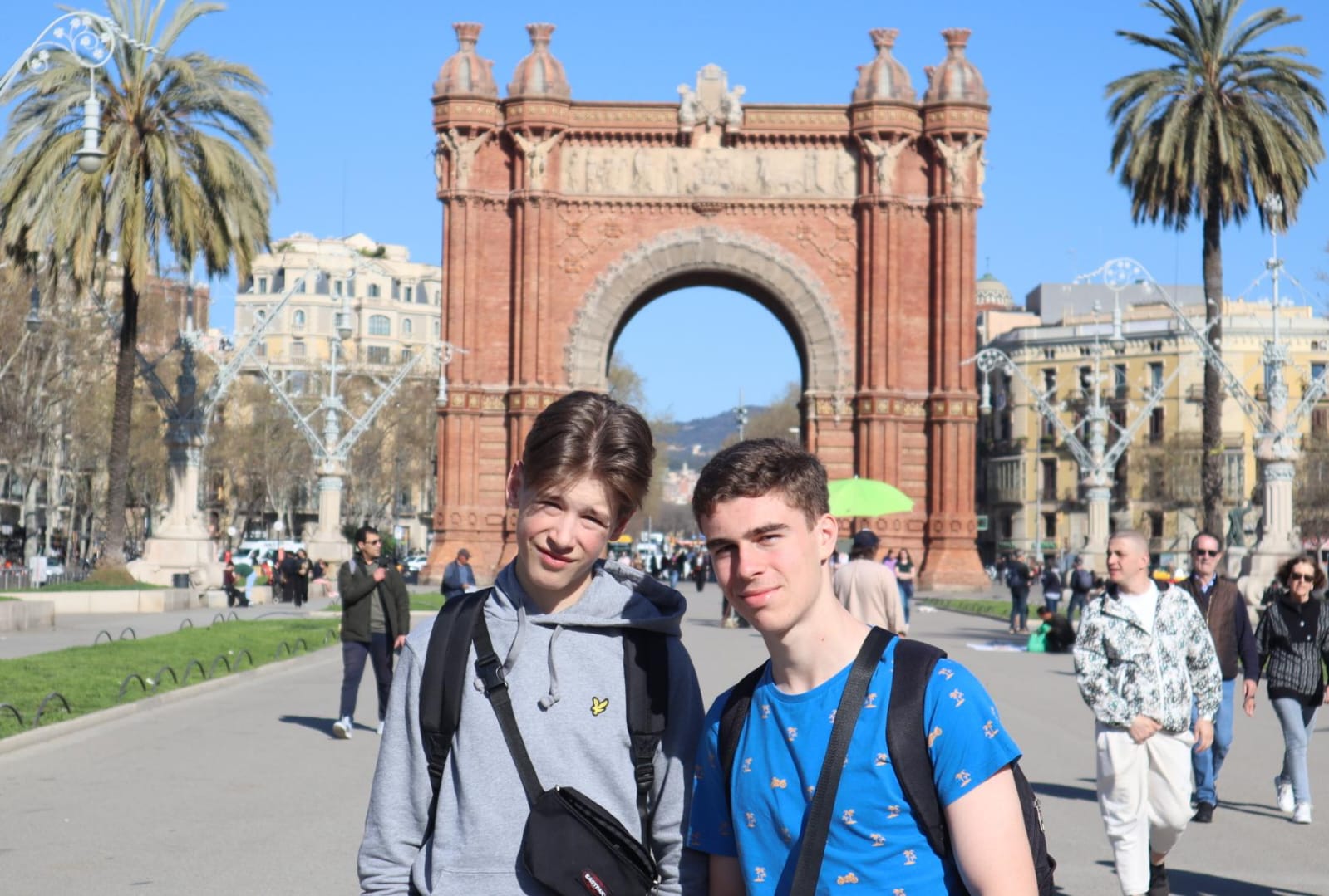 Liam op een foto met Wout in Spanje